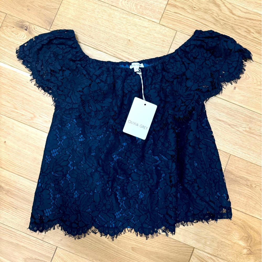 NWT Olivia Grey Lace on/off shoulder blouse - size M